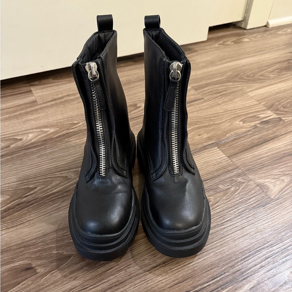RAID ankle boot with zip, size 6.5, black